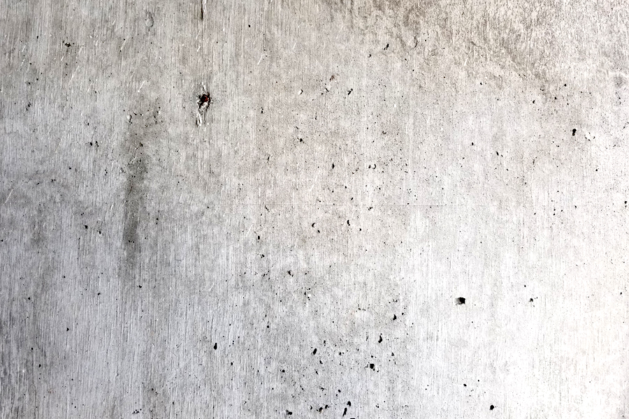 壁に汚れやくすみがある